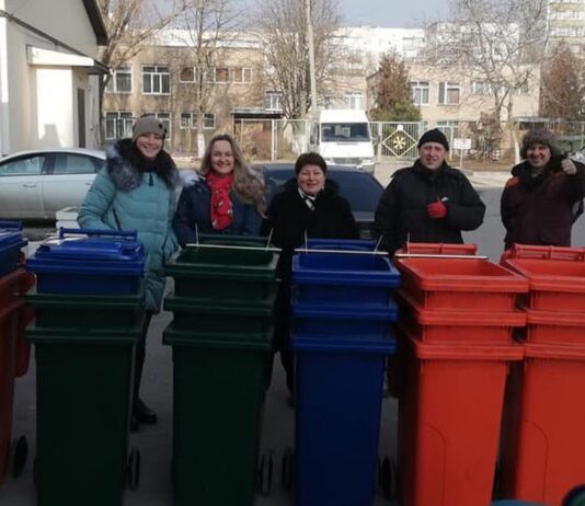 Разделяй и деньги считай: мариупольцы сортируют мусор и зарабатывают средства для благоустройства