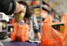 Добігає кінця ера пластикових пакетів. Що потрібно знати маріупольцям?